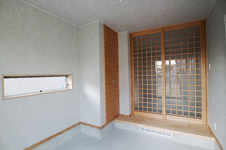 自転車の整備や趣味の工作などをするコンクリートの床の作業部屋