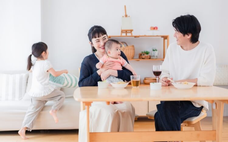 リビングで家族団欒を楽しむ夫婦