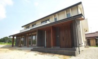 世帯の違いを２つのテイストで分けた二世帯住宅