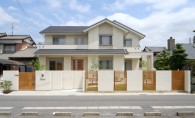 木の素材と白の内装を調和させた住まい