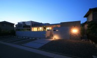 降り注ぐ光に素材が輝く平屋の住まい