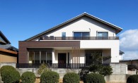 古材を利用したダイナックな空間が<BR>印象的な二世帯住宅