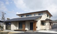 家族みんながくつろげるモダンで明るい二世帯