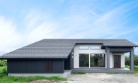 大屋根と大きなロフトのある平屋