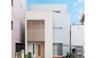 木に包まれる都市型三階建住宅