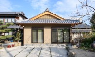 新旧建て並ぶ和風離れ住宅