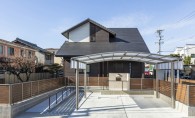 五連の窓があるダイナミックな大屋根の家