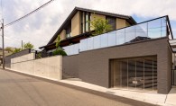 傾斜地を利用した鉄筋コンクリート造りの車庫のある家