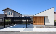 ロフト付きリビングからの庭遊び<br>家族が集うモダンな平屋