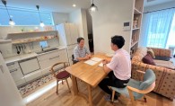 家族が顔を合わせる明るくて快適な家