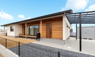 桧の香りが漂う、開放的なテラスが魅力の平屋
