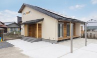 天然木の温もりに包まれる吹き抜けのある家