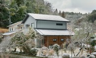 グレーの外観が映えるこだわりの住まい