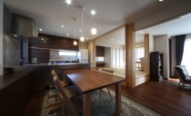 あえて段差を設ける事で空間をゆるやかに分けた住まい