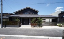 和のテイストとガレージと融合させた外観を持つ家