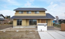 大黒柱のあるリビングに家族が自然に集まる住まい