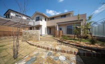 傾斜地の立地をうまく利用したビルトインガレージが特徴的な住まい