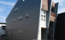 街中の狭小地で叶える木にこだわった住まい