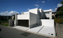 真っ白なたたずまいが印象的なビルトインガレージのあるシンプルモダンな住まい