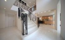 玄関ホールの感動的な吹き抜けとアーチ階段が印象的な全館空調の住まい