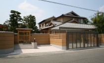 家族団らんの囲炉裏と自在鉤のある家