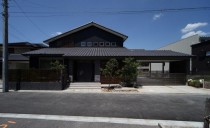 和のテイストとガレージと融合させた外観を持つ家