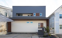 縦ラインの外壁が印象的なスタイリッシュな住まい