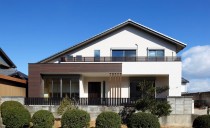 古材を利用したダイナックな空間が<BR>印象的な二世帯住宅
