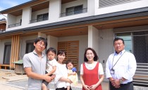 桧のぬくもりに包まれた 三世代の笑顔が交わる家