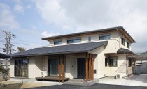 家族みんながくつろげるモダンで明るい二世帯