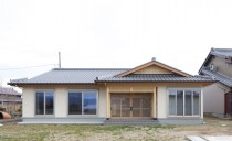 広々とした大開口の玄関と<BR>優美に屋根を広げた現代和風の住まい