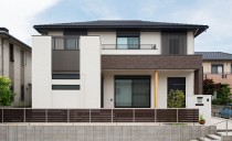 レッドシダーとタイルが印象的な落ち着いた住まい