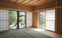 和室越しに庭を望めるリビングのある家