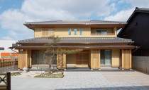 力強い木組みがお迎えする桧にこだわった本格和風住宅