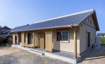 家族が集う太鼓梁のある平屋