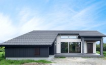 大屋根と大きなロフトのある平屋