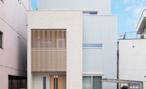 木に包まれる都市型三階建住宅