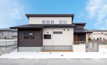 開放感のあるリビングでお庭を眺める住まい