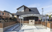 五連の窓があるダイナミックな大屋根の家