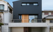 古材を活かしたビルトインガレージのある混構造住宅
