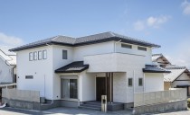家族が集う吹抜けリビングのある家