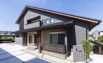 大屋根が印象的な二世帯で暮らす外壁タイル張りの家