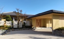 本物の木に囲まれたモダン和風住宅