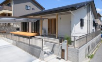 愛⽝と家族が楽しく住まう平屋