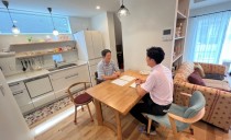 家族が顔を合わせる明るくて快適な家