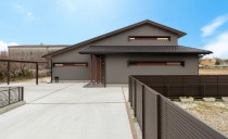 大屋根が特徴的な落ち着きある家