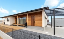 桧の香りが漂う、開放的なテラスが魅力の平屋