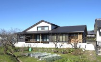 吹き抜けと丸太の木組みが彩る和の空間