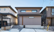 広々としたリビングで、家族の笑顔が溢れる住まい