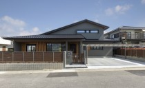 天然木の温もりが広がる吹き抜けのある家